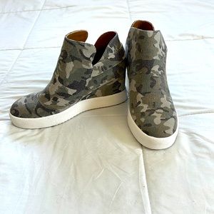 Khaki Camouflage Fabric Wedge Woman’s Shoe. Size 7 NWT